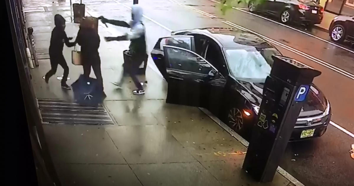 Caught On Video: Woman Jumped, Robbed At Gunpoint In Newark - CBS New York