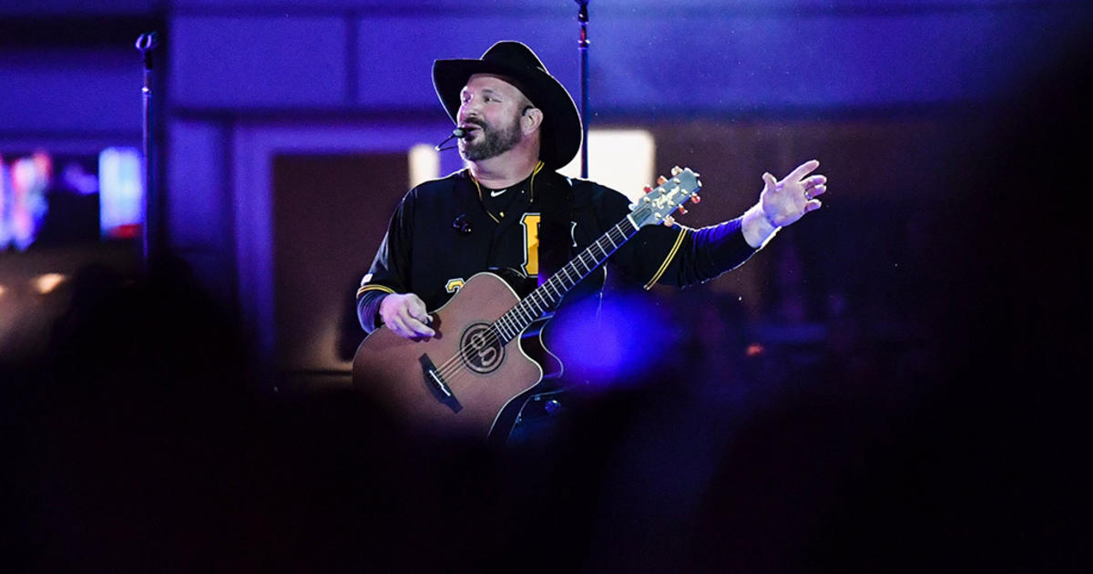 Garth Brooks Announces Dive Bar Tour Stop In Ohio Hints That Show In