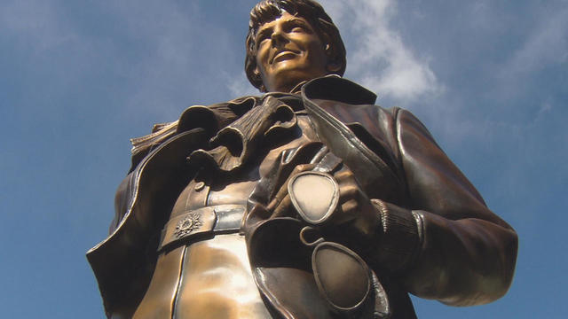aviator-amelia-earhart-bronze-statue-promo.jpg 