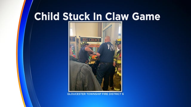 child-stuck-claw-game.jpg 