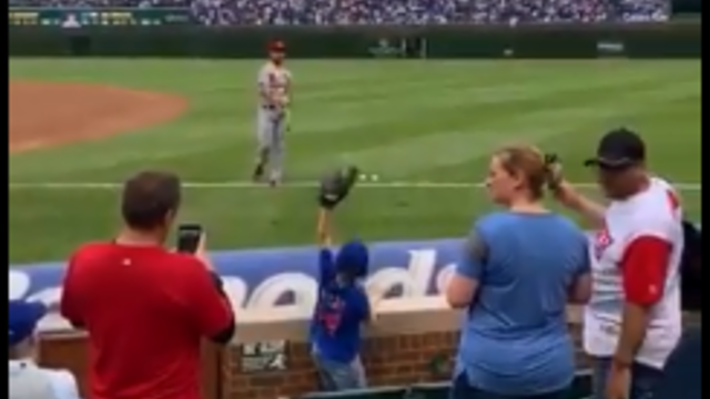 cardinals-shortstop-plays-catch-with-cubs-fan.png 
