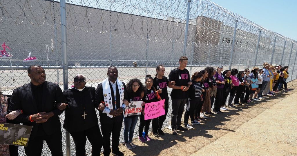 Migrant Kids Held By Border Patrol Describe Disturbing Conditions - CBS ...