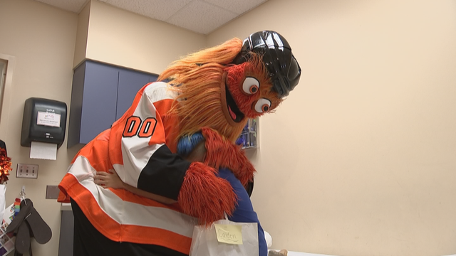 gritty-surprises-young-fan-at-shriners-kh-6-25-concatenated-101726_frame_2706.png 