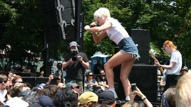 burger-boogaloo-2019-saturday-amyl-and-the-sniffers-5.jpg 