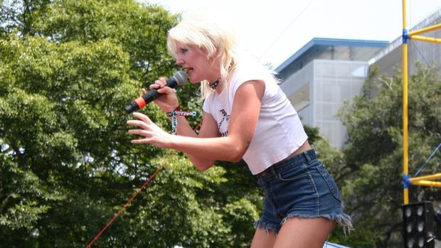 burger-boogaloo-2019-saturday-amyl-and-the-sniffers-8.jpg 
