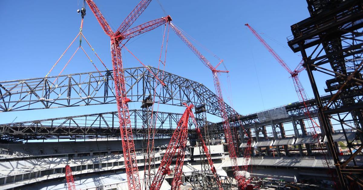 First Retractable Roof Truss Installed At Globe Life Field - CBS DFW