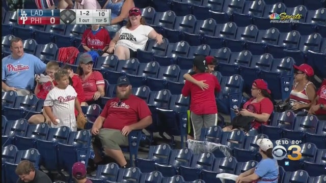 phillies-game-kids-hug.jpg 