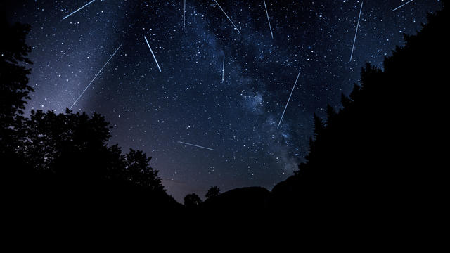 perseids in night time 