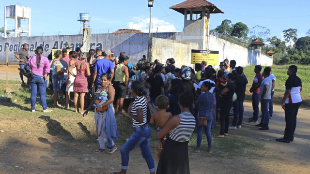 brazil-prison-riot-relatives.png 