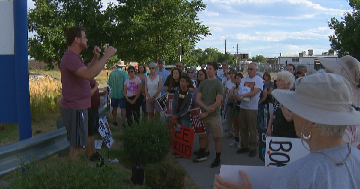 Protesters Gather Outside ICE Facility In Aurora - CBS Colorado