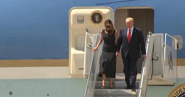Trump's visit to El Paso met by protesters - CBS News
