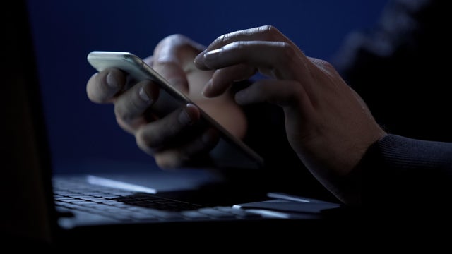 Scammer holds smartphone, cracks two-factor authentication, steals money online 