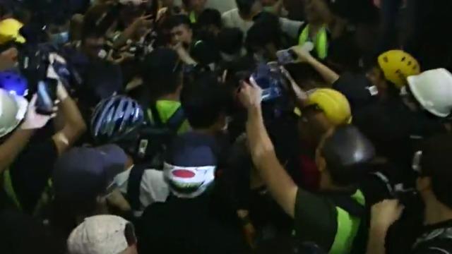 cbsn-fusion-violence-erupts-at-hong-kong-airport-as-demonstrators-clash-with-police-thumbnail-1911111-640x360.jpg 