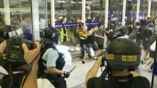 cbsn-fusion-hong-kong-protesters-attack-suspected-undercover-cops-during-violent-clashes-thumbnail-1911487-640x360.jpg 