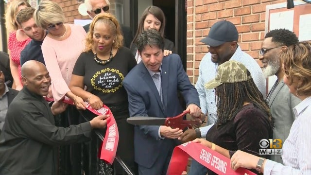 lew-gambinos-ribbon-cutting-ray-lewis.jpg 