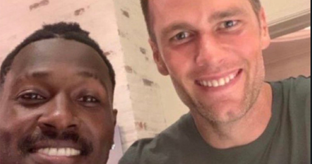 New England Patriots Wide Receiver Antonio Brown Officially Arrives, Takes  Photo With Tom Brady - CBS Pittsburgh