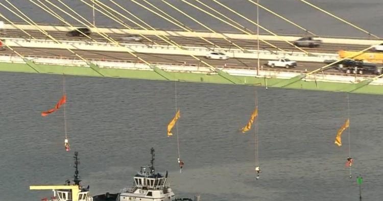 Greenpeace protest: Greenpeace protesters who dangled from bridge over ...