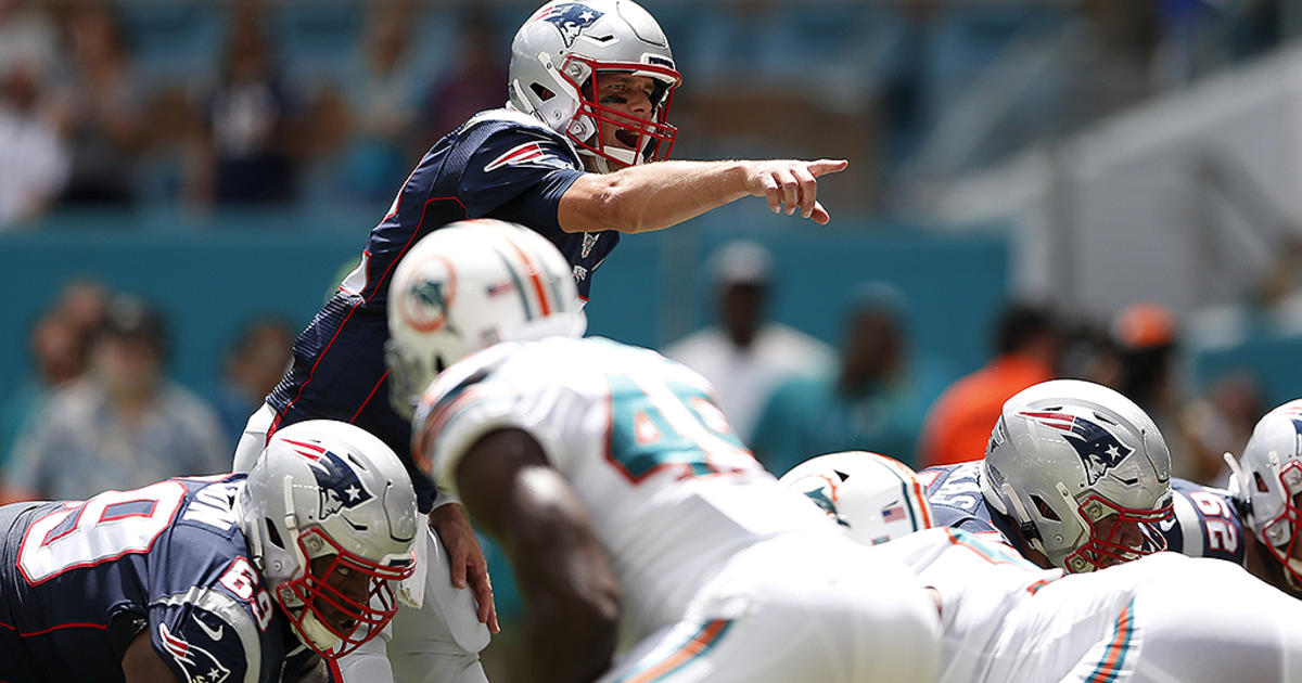 Dolphins linebacker says referee told him not to touch Tom Brady