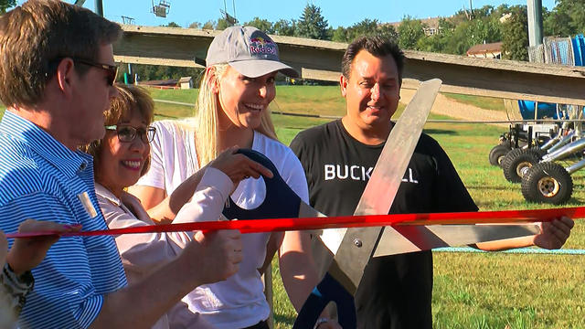 Linday-Vonn-Cuts-Ribbon-On-Buck-Hill-Kildows-Climb-Tow-Rope.jpg 