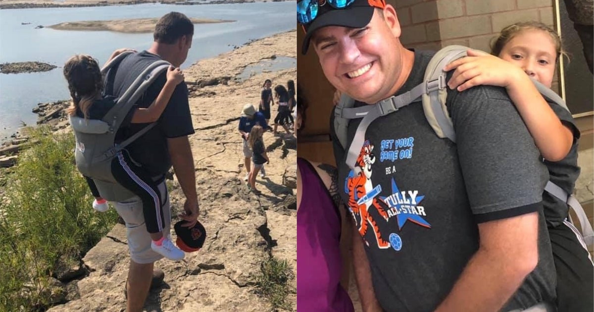 Teacher carries girl with spina bifida during field trip so 10yearold(01)