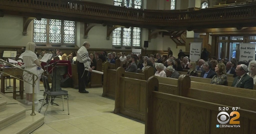 Jewish Community Celebrates Rosh Hashanah With Singing, Dancing And ...