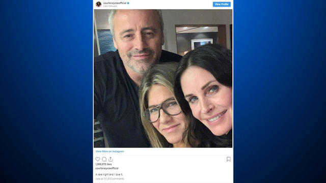 friends-selfie-courtney-cox.jpg 