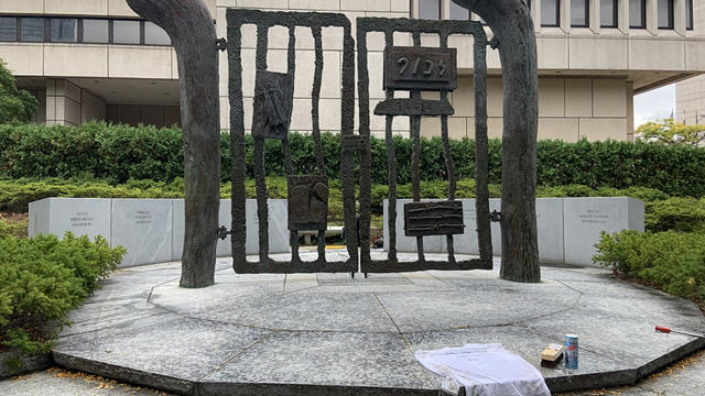 WP-Holocaust-memorial-vandalized.jpg 