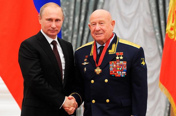 Alexei Leonov (R) Vladimir Putin (L) 