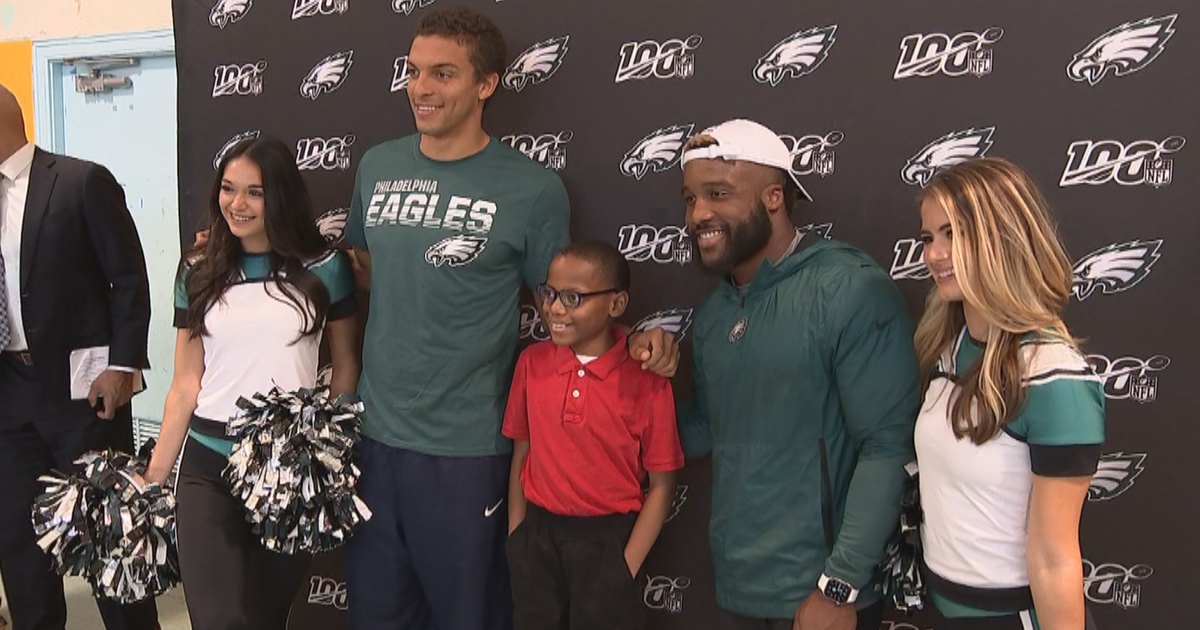 Philadelphia Eagles Deliver Brand-New Eyeglasses To Elementary School