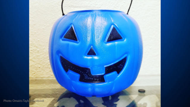 blue-pumpkin-buckets-autism-awareness.jpg 