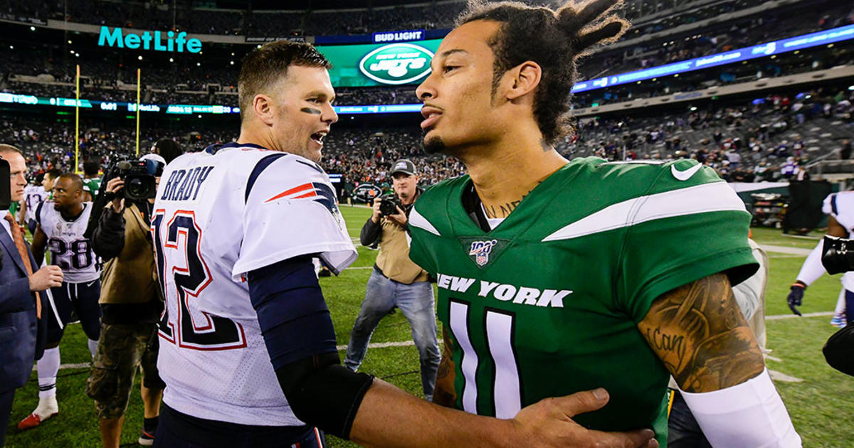 New England Patriots Tom Brady points to the sidelines after throwing a 1  yard touchdown pass in the first quarter against the New York Giants at  MetLife Stadium in East Rutherford, New