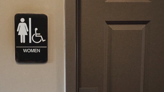 womensbathroom.jpg 