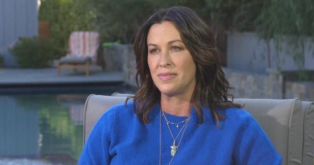 "Horrifying" images: Alanis Morissette opens up about her postpartum depression