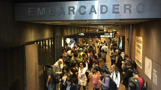 Crowds at Embarcadero during Transbay Tube shutdown 
