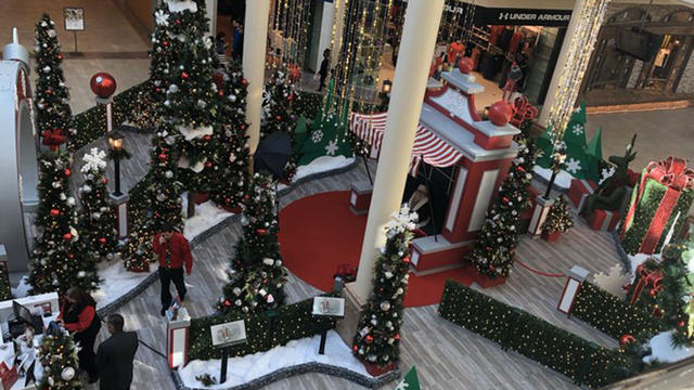 burlington-mall-santa-display.jpg 