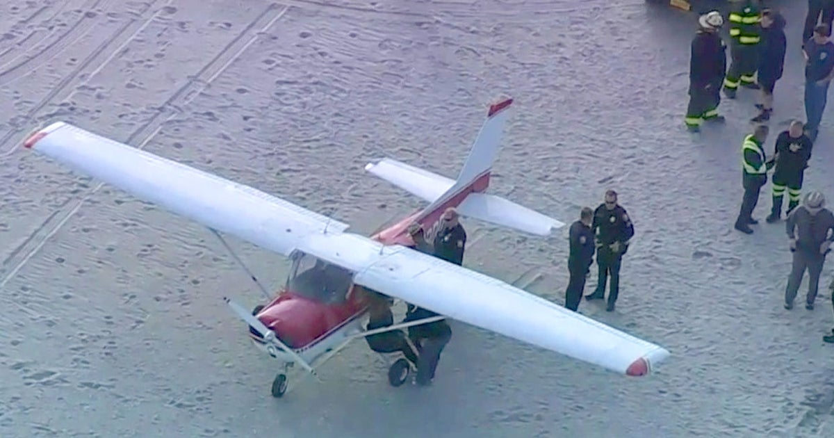 Small Plane Makes Emergency Landing On Long Island Beach - CBS New York