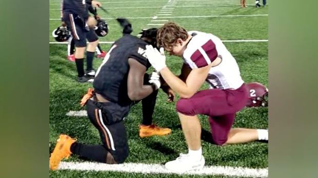 Texas high school football players pray 