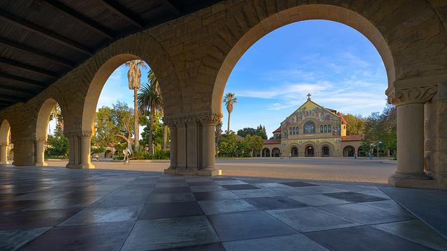 1024px-Stanford_University_Arches_with_Memorial_Church_in_the_background.jpg 