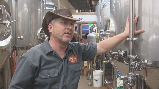 Tim Myers KENDRICK CASTILLO BEER 10PKG_frame_1120