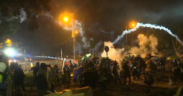 Hong Kong protesters barricaded: "This university is not the last battle"