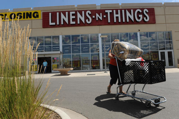 (js) bz03retail_bb_2 -- A shopper pushes a cart full of linens from bankrupt Linens-N-Things in Bel Mar Wednesday. The retaler is closing four Denver area stores, including one in the Bel Mar development. They are selling out he inventory and store fixtur 