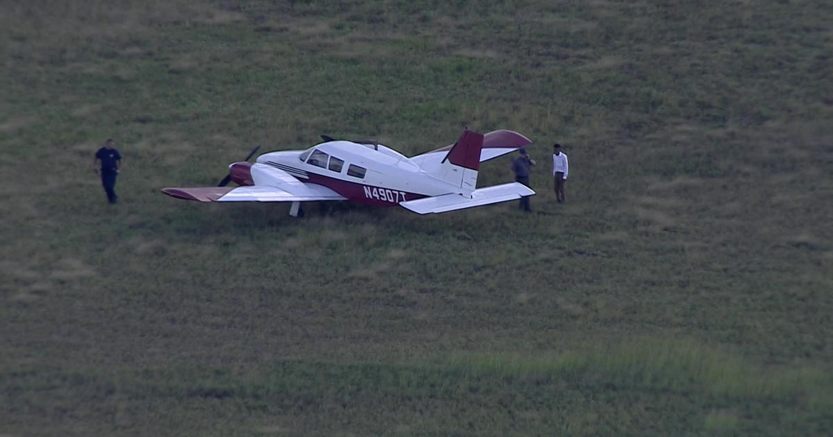 Small Plane Runs Off Runway After Landing At North Perry Airport - Cbs 