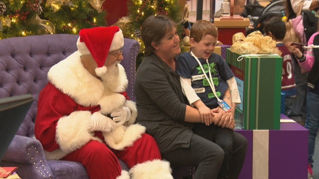 SIGN LANGUAGE SANTA 5PKG_frame_1971 