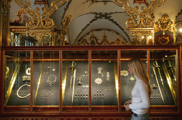 A woman looks at precious objects expose 