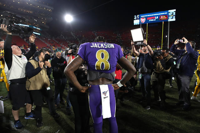 Baltimore's Lamar Jackson throws 5 TD passes, Ravens rout Rams 45-6