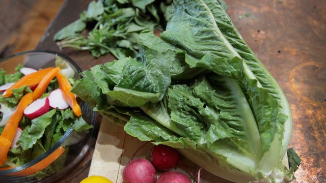 romaine_lettuce_salad_1063908766.jpg 