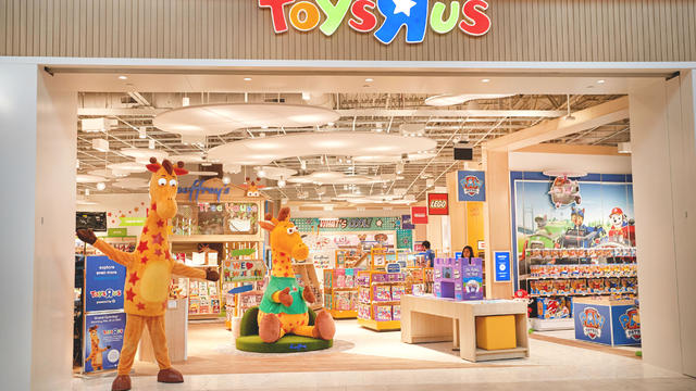 toys-r-us-new-store-front-gsp.jpg 