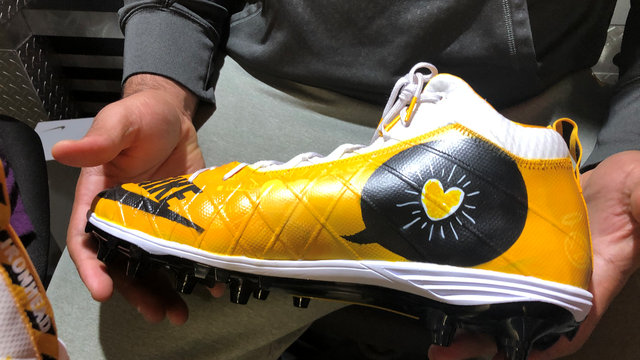 Steelers quarterback cleats honors shooting victims