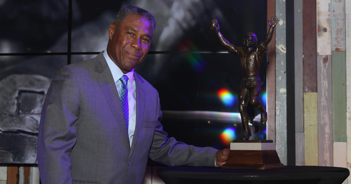 Nat Moore Trophy: Dolphins legend on the award's importance - CBS Miami