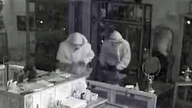 Jewel Thieves Caught on Surveillance Camera in Santa Cruz 